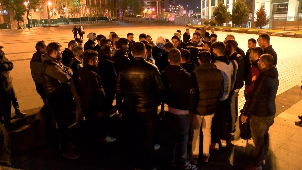 Adliye Önünde Toplanan Online Uygulamanın Bayilerinden Konkordato Tepkisi