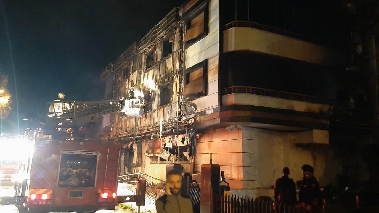 Restoranda Çıkan Yangın, 4 Daire İle 1 Otomobile Sıçradı