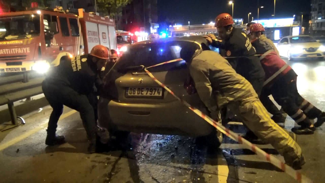 Avcılar D-100’de Kaza: İtfaiye Ekipleri, Kapanan Yolu Otomobili Sürükleyerek Açtı