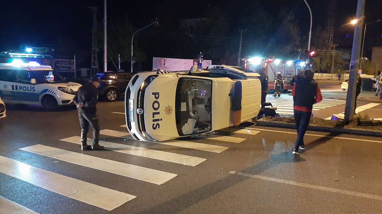 Polis Aracı İle Otomobil Çarpıştı: 2 Polis Yaralı