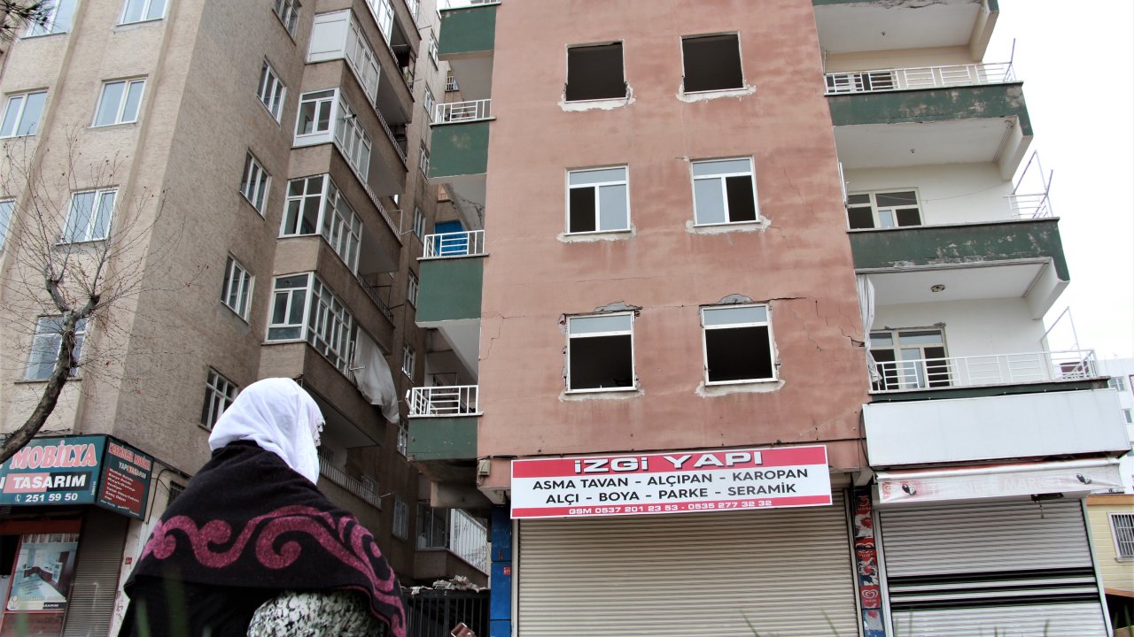 2,5 Aydır Hatıralarının Olduğu Orta Hasarlı Evinin Önünde Oturuyor