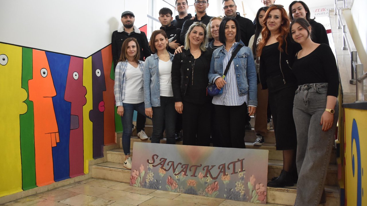 Öğrencileri Liseye Bağlayan 'sanat Katı'; Öğrenciler İlmek İlmek İşledi