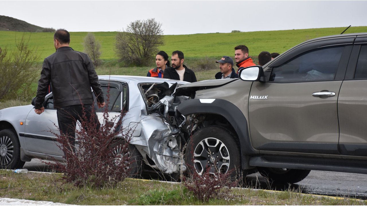 Sivas'ta Kamyonet Otomobile Çarptı: 8 Yaralı