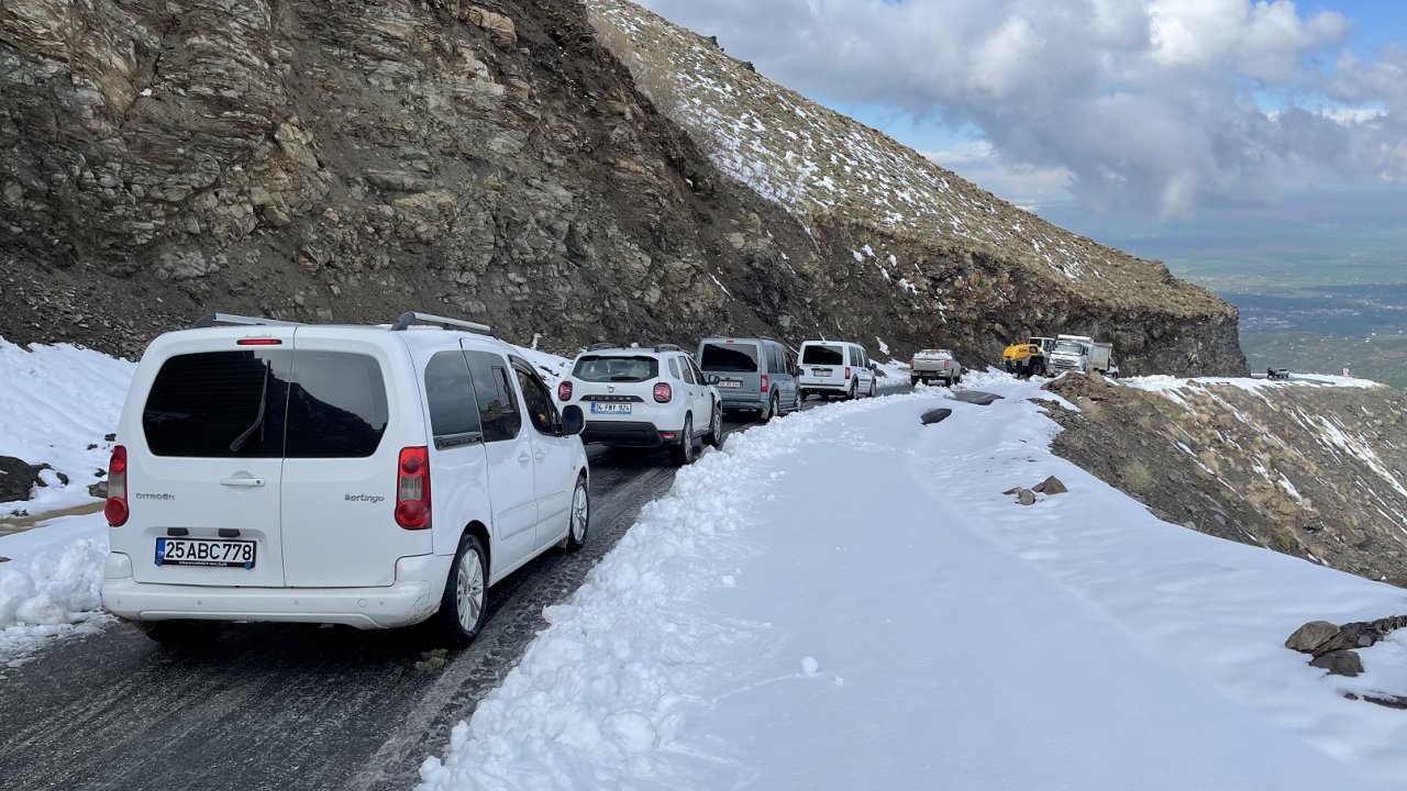 Muş'ta Kar Yağışı; 31 Yerleşim Yolu Kapandı