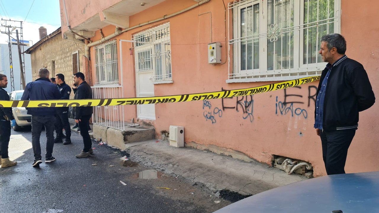 Eşini Eşarpla Boğup, Kuzenini De Bıçaklayarak Öldüren Koca Tutuklandı