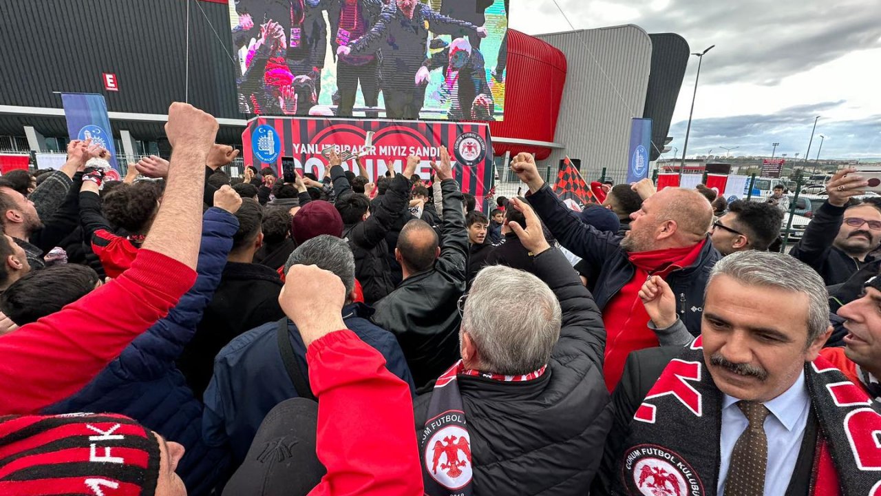 Çorum Fk Maçını Taraftarlar Stat Dışında Kurulan Dev Ekranda İzledi