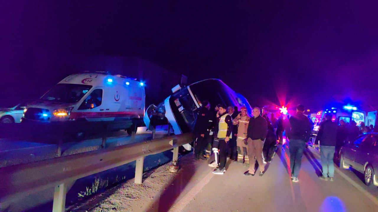 Bursa'da Tur Otobüsü Devrildi; Çok Sayıda Yaralı Var (1)