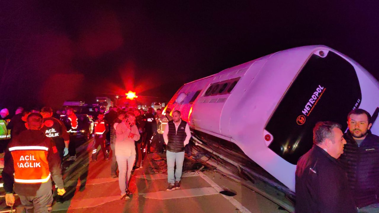 Bursa'da Öğrencileri Taşıyan Tur Otobüsü Devrildi: 3 Ölü, Çok Sayıda Yaralı Var