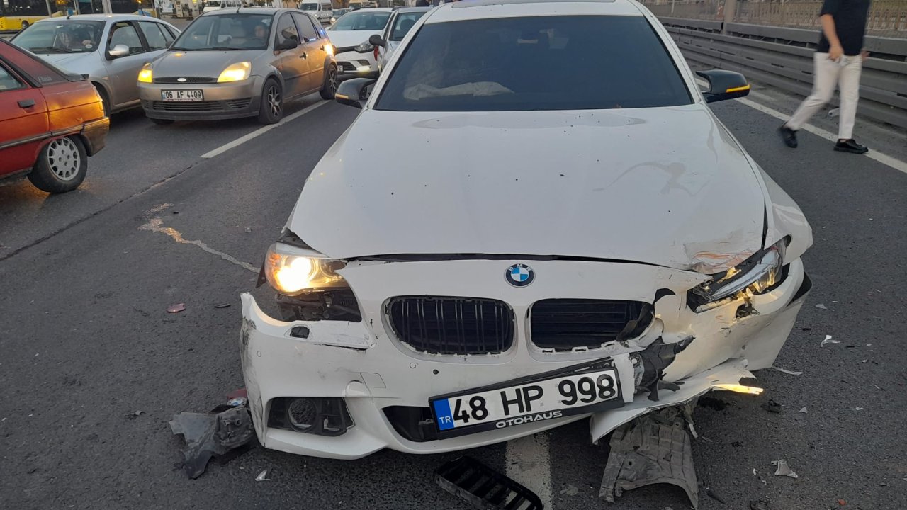 Zeytinburnu'nda 1 Mayıs Görevine Giden Polisler Kaza Yaptı