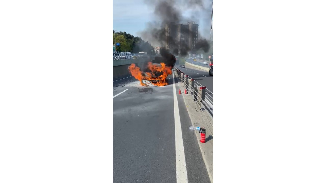 Sarıyer'de Seyir Halindeki Otomobil Alev Alev Yandı