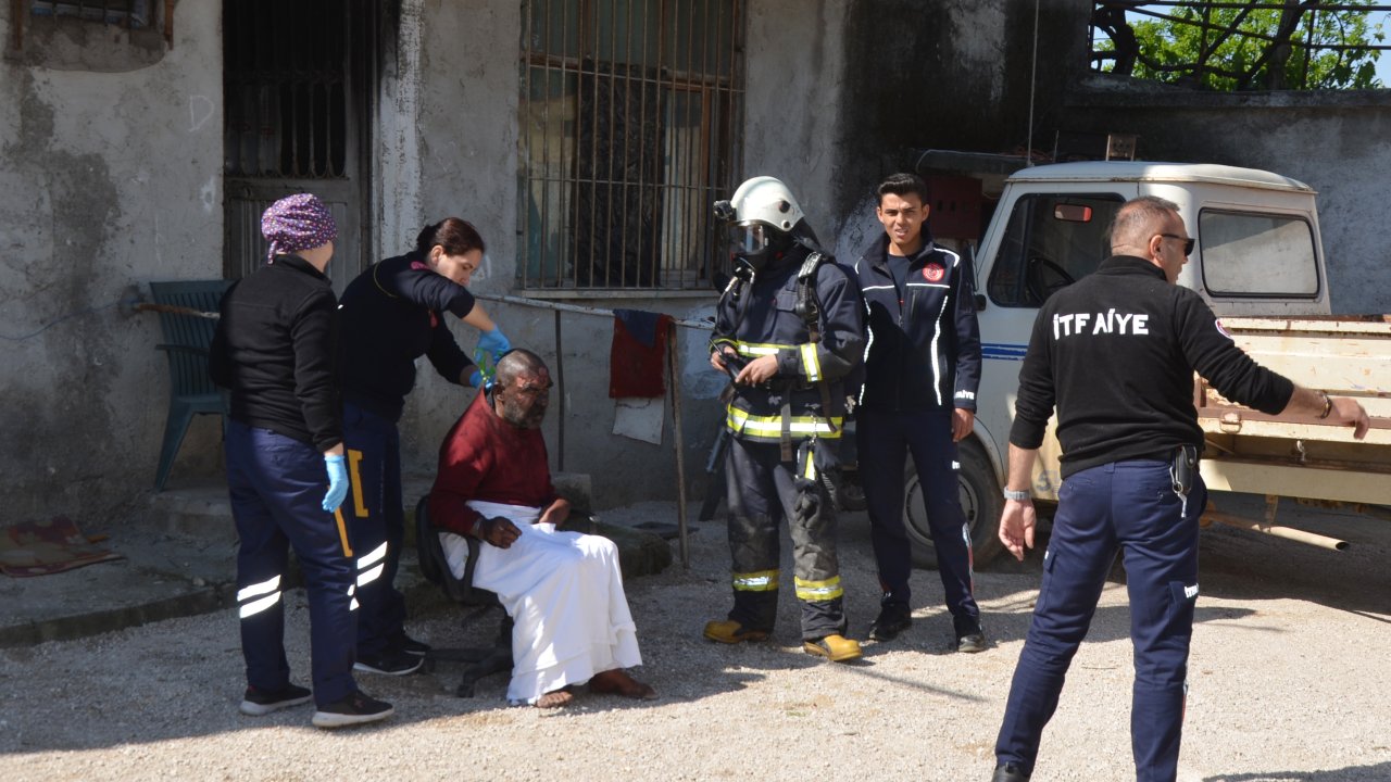 Yangında Alevlerin Arasında Kalan Engelliyi Komşuları Kurtardı