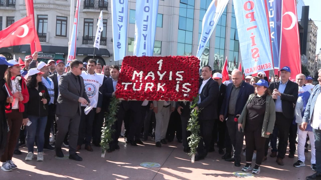 Türk-iş Ve Sime-sen Taksim Meydanı'na Çelenk Bıraktı