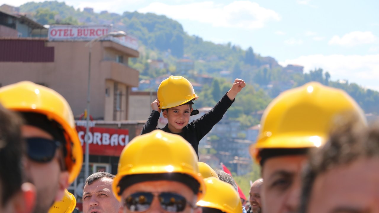 Zonguldak'ta İşçiler Madenci Anıtı'na Yürüdü