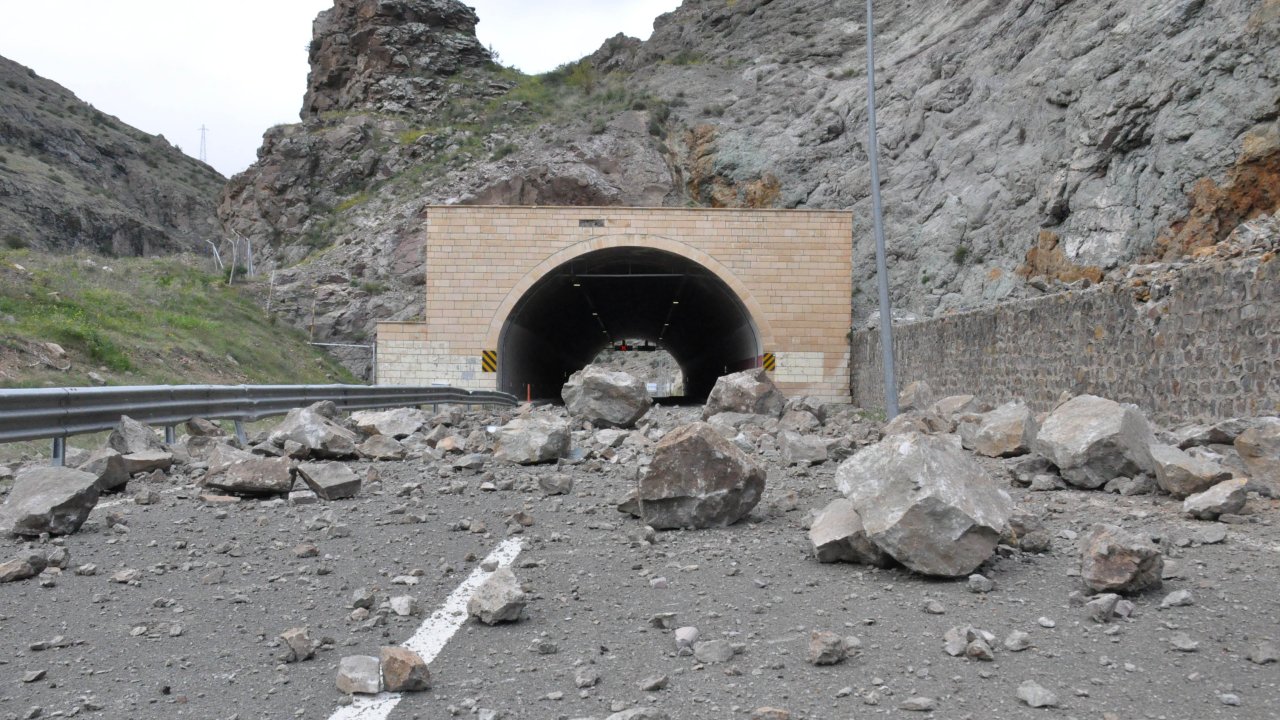 Gümüşhane'de Heyelan; Kara Yolu Ulaşıma Kapandı