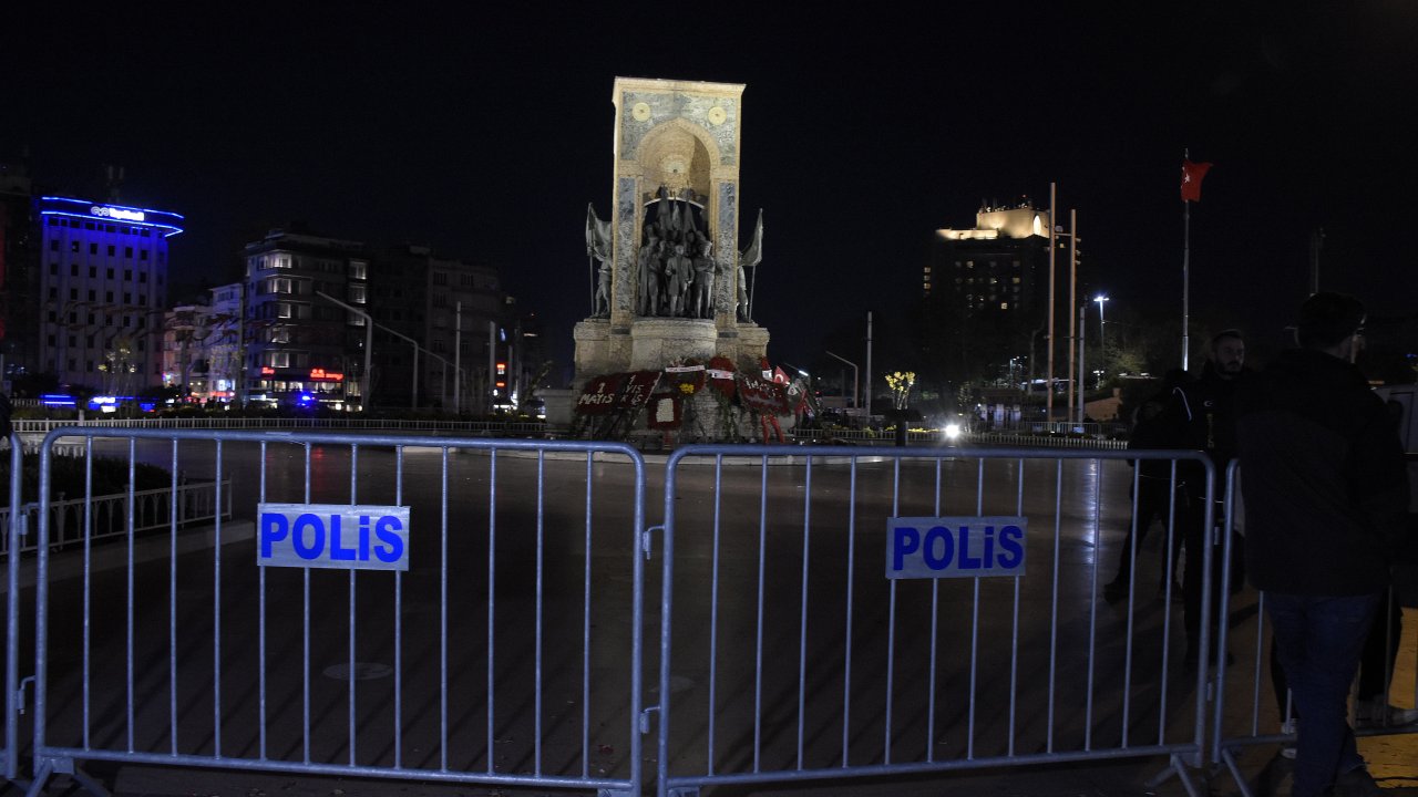 Taksim Meydanı Yaya Ve Araç Trafiğine Açıldı