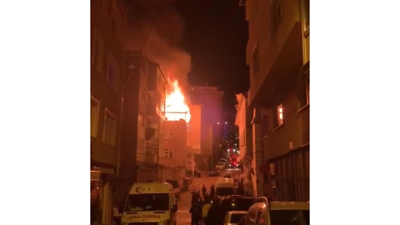 Kağıthane'de 3 Katlı Binanın Çatı Katı Alev Alev Yandı
