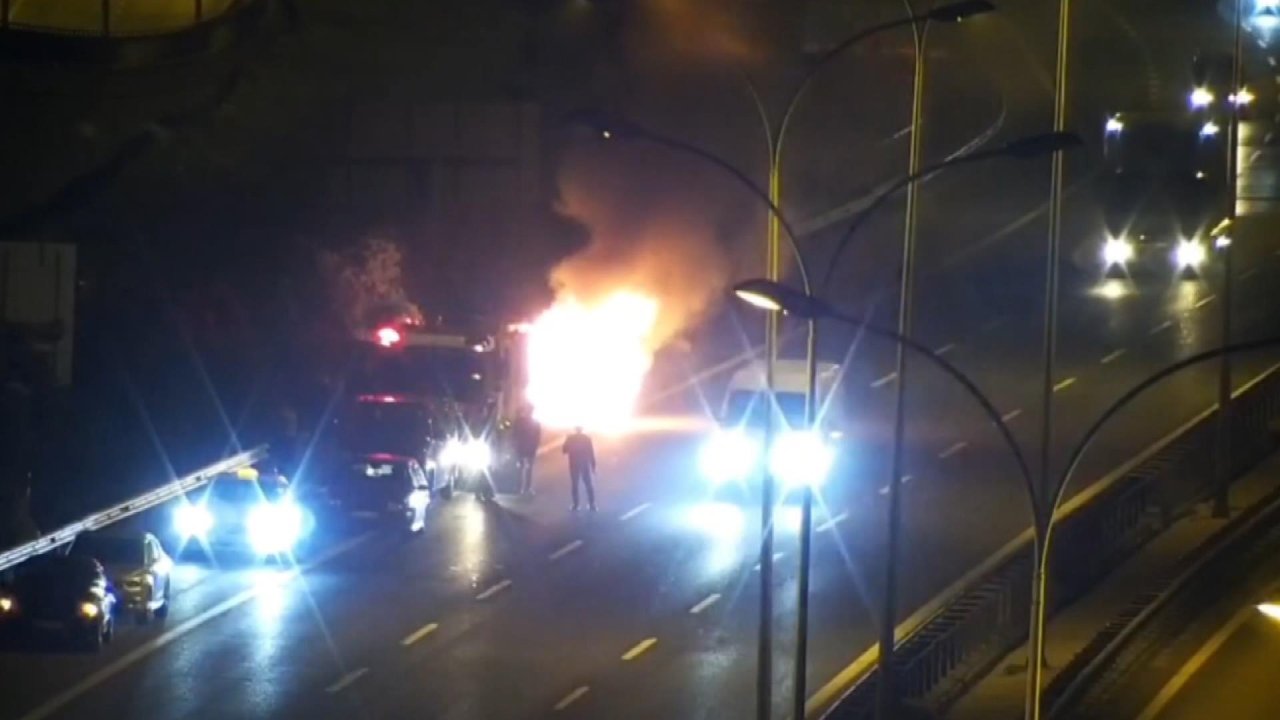 Sultanbeyli Tem Otoyolu'nda  Otomobil Alev Alev Yandı