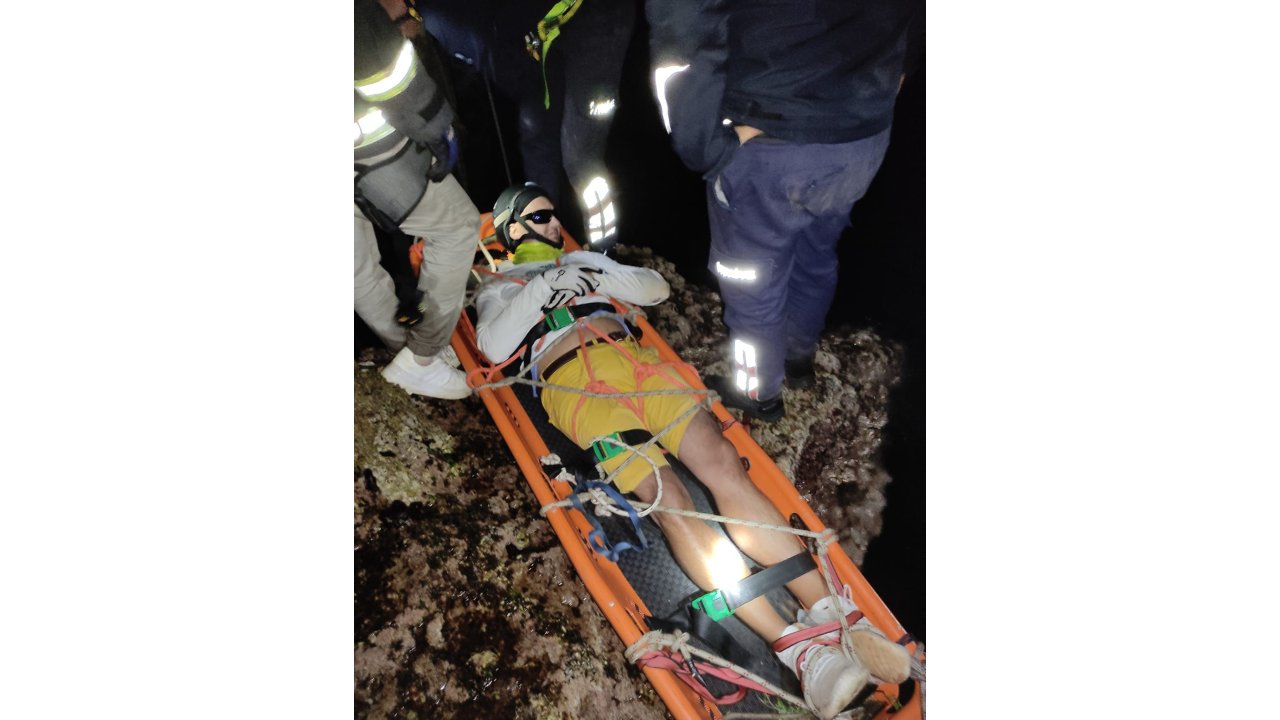 Yamaç Paraşütüyle Kayalıklara Çakılan Turist, 10 Saatte Kurtarıldı