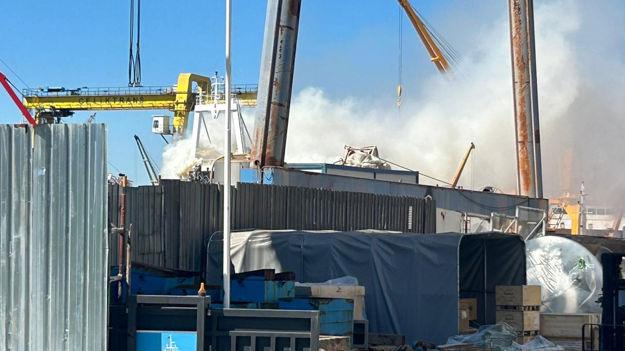 Tuzla'da Tersanede Yangın -1