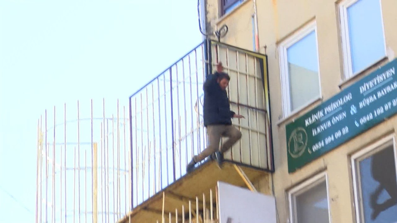 Beşiktaş’ta 4'üncü Kattan İş Yerinin Tentesine Atlayınca Yaralandı