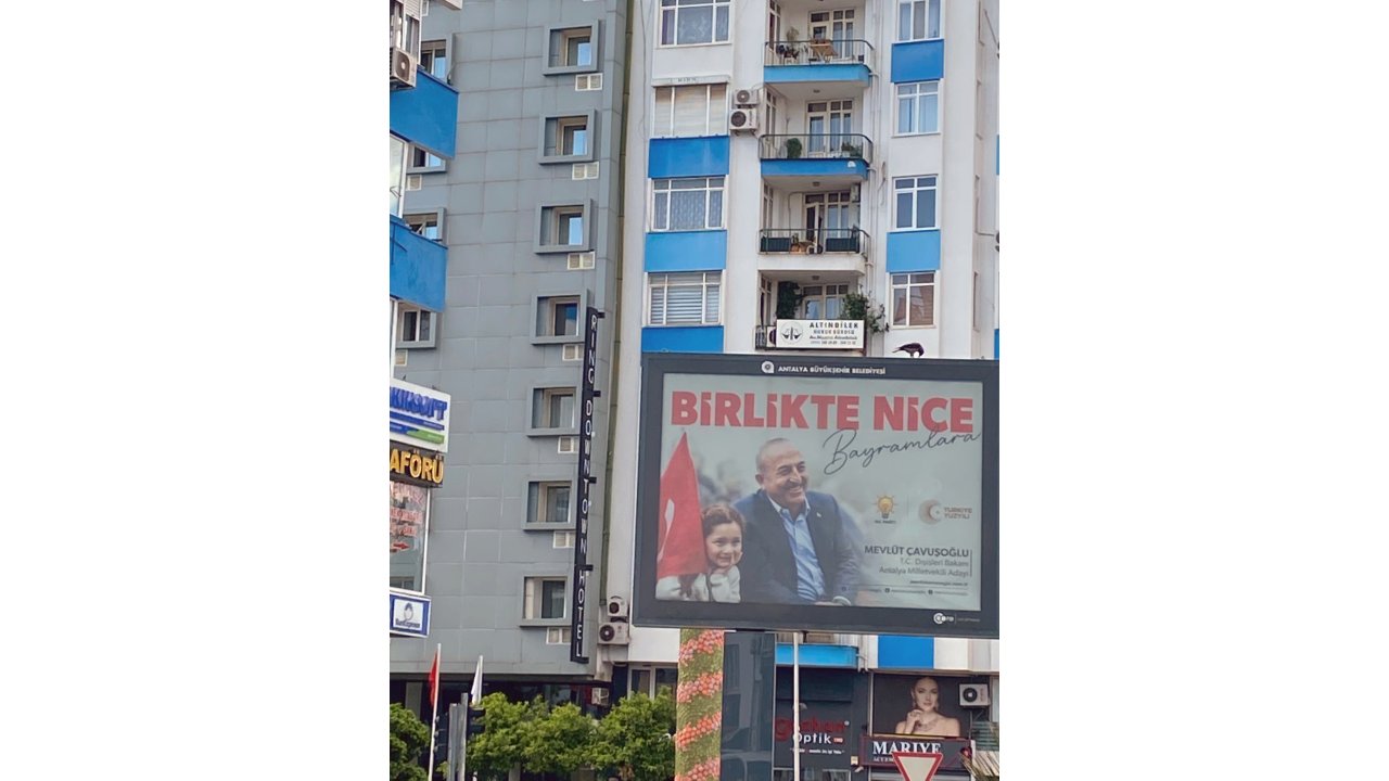 Antalya'da Çavuşoğlu'nun Bayraklı Afişleri Kaldırıldı