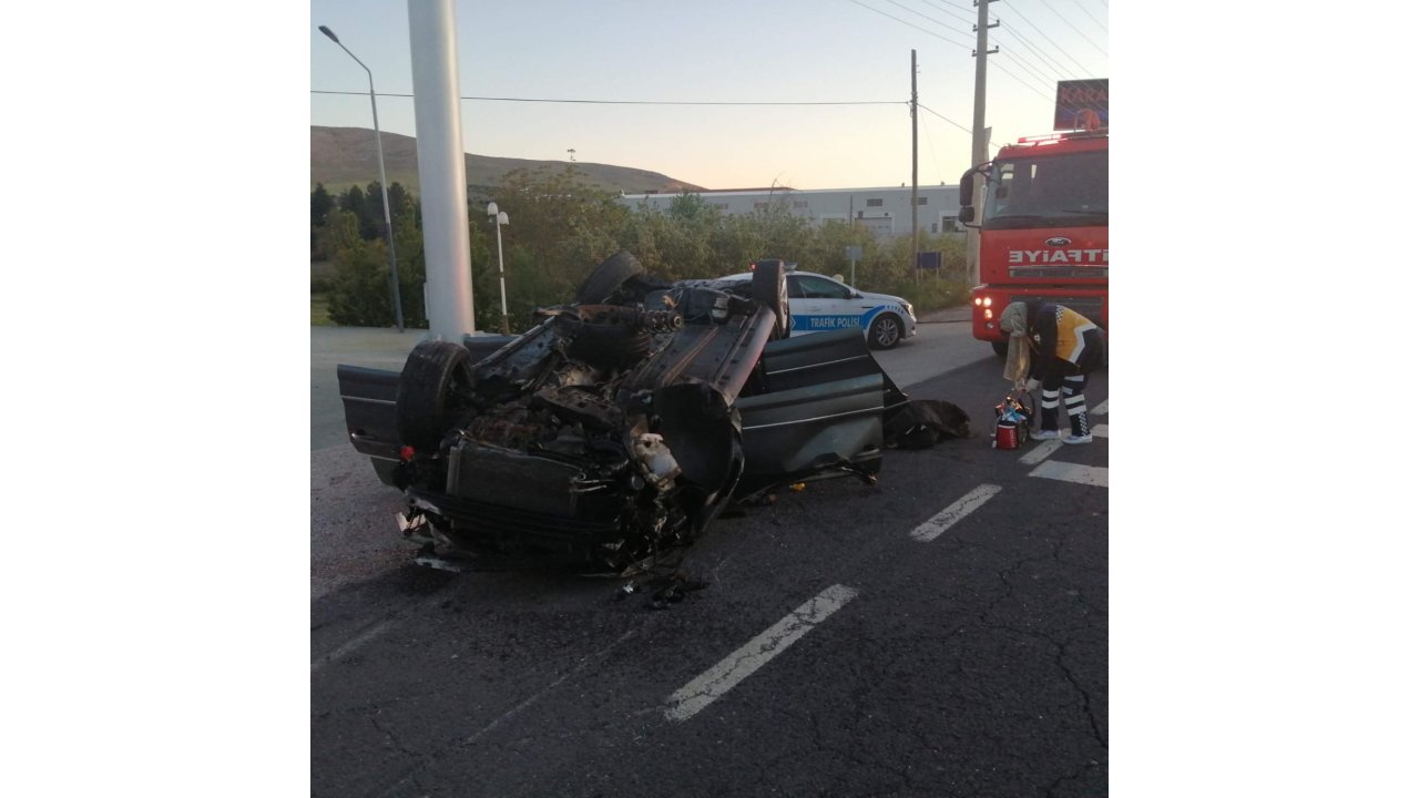 Otomobil, Refüje Çarpıp Karşı Şeride Geçerek Takla Attı: 1 Ölü, 2 Yaralı