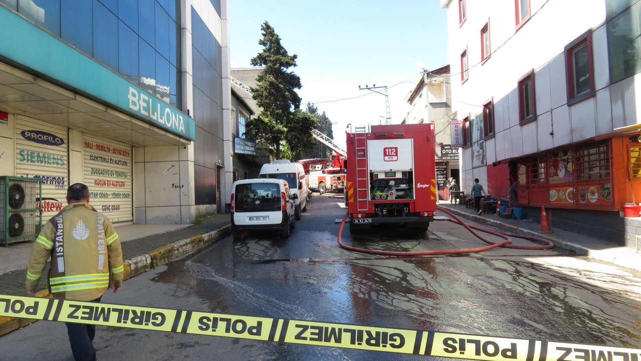 Geniş Haber // Sultanbeyli'de 4 Katlı Apartmanın Çatısı Alev Alev Yandı