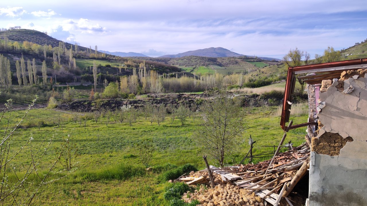 Deprem Sonrası Döndüğü Evinin Yıkıldığını Bahçesinde Yarık Oluştuğunu Gördü
