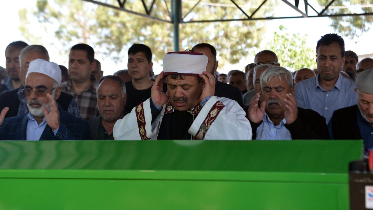 Eski Eniştesinin Öldürdüğü Annesi Ve Kız Kardeşinin Cenaze Namazını Kıldırdı