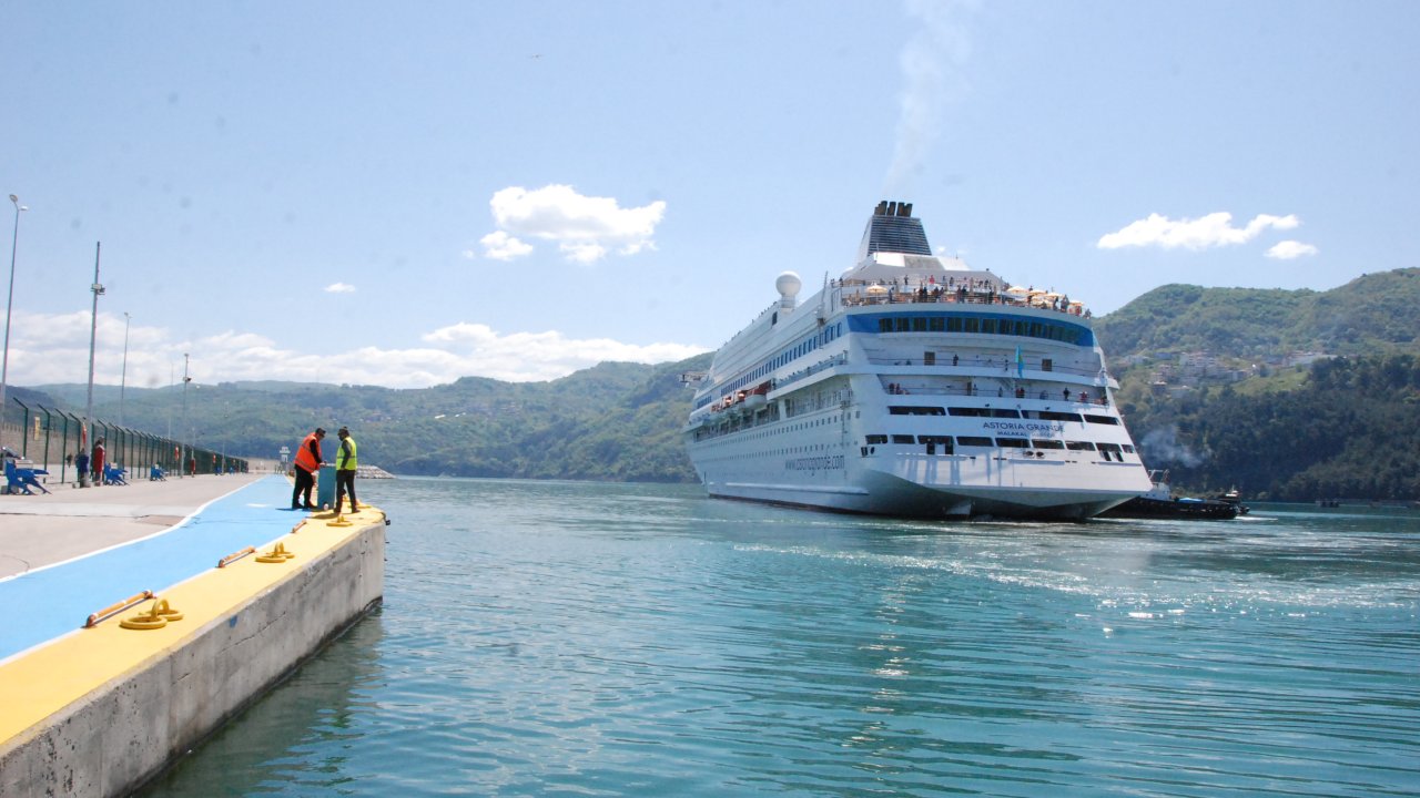 Rus Turistleri Getiren Kruvaziyeri Bakan Yardımcısı Demircan Karşıladı