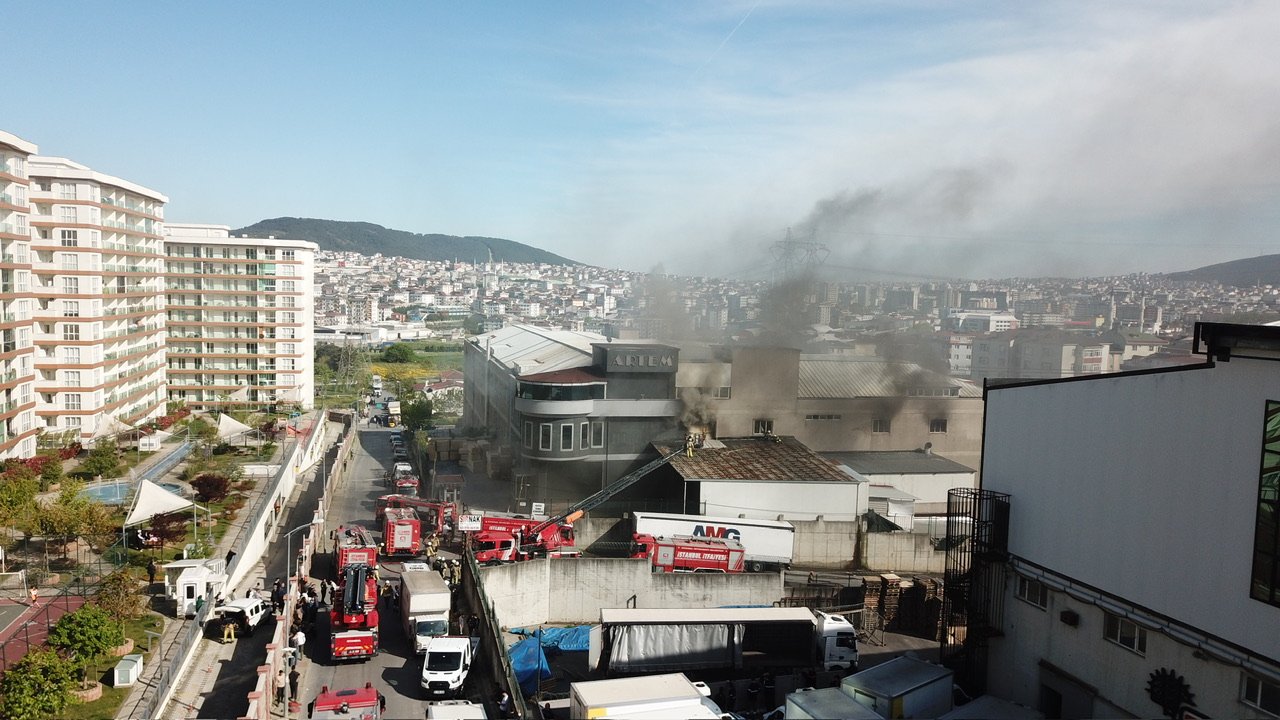 Sancaktepe'de 3 Katlı Mobilya Atölyesinde Yangın