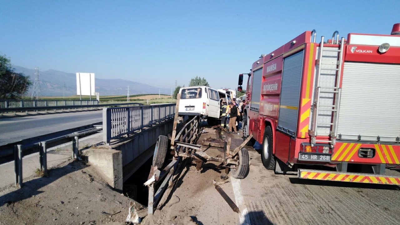 Bariyerlere Çarpan Minibüsteki Aynı Aileden 6 Yaralı