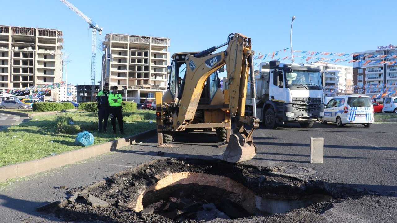 Diyarbakır'da Yol Çöktü