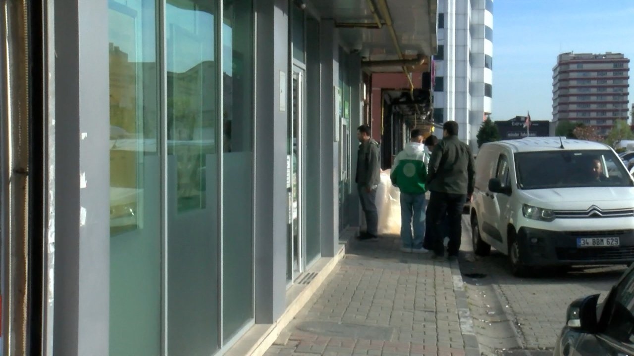 Esenler'de 860 Bin Liranın Gasp Edildiği Anlar Güvenlik Kameralarına Yansıdı