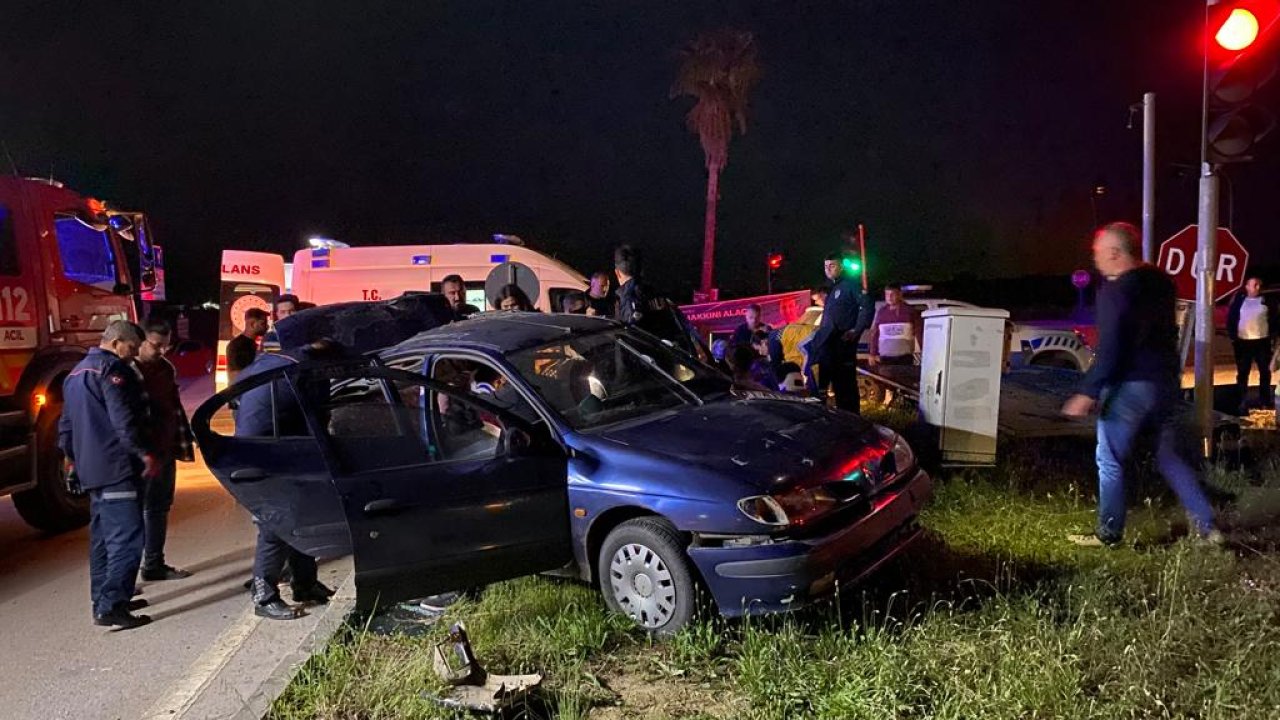 Adana’da Refüje Çarpan Otomobilde Aynı Aileden 4 Kişi Yaralandı