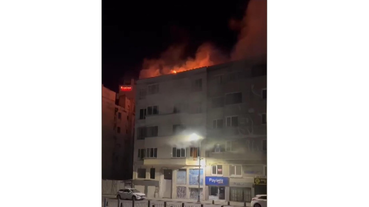 Beyoğlu’nda Metruk Binanın Çatısı Alev Alev Yandı