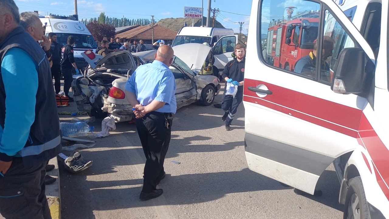 Çorum'da Otomobil İle Minibüs Çarpıştı: 1 Ölü, 2 Yaralı