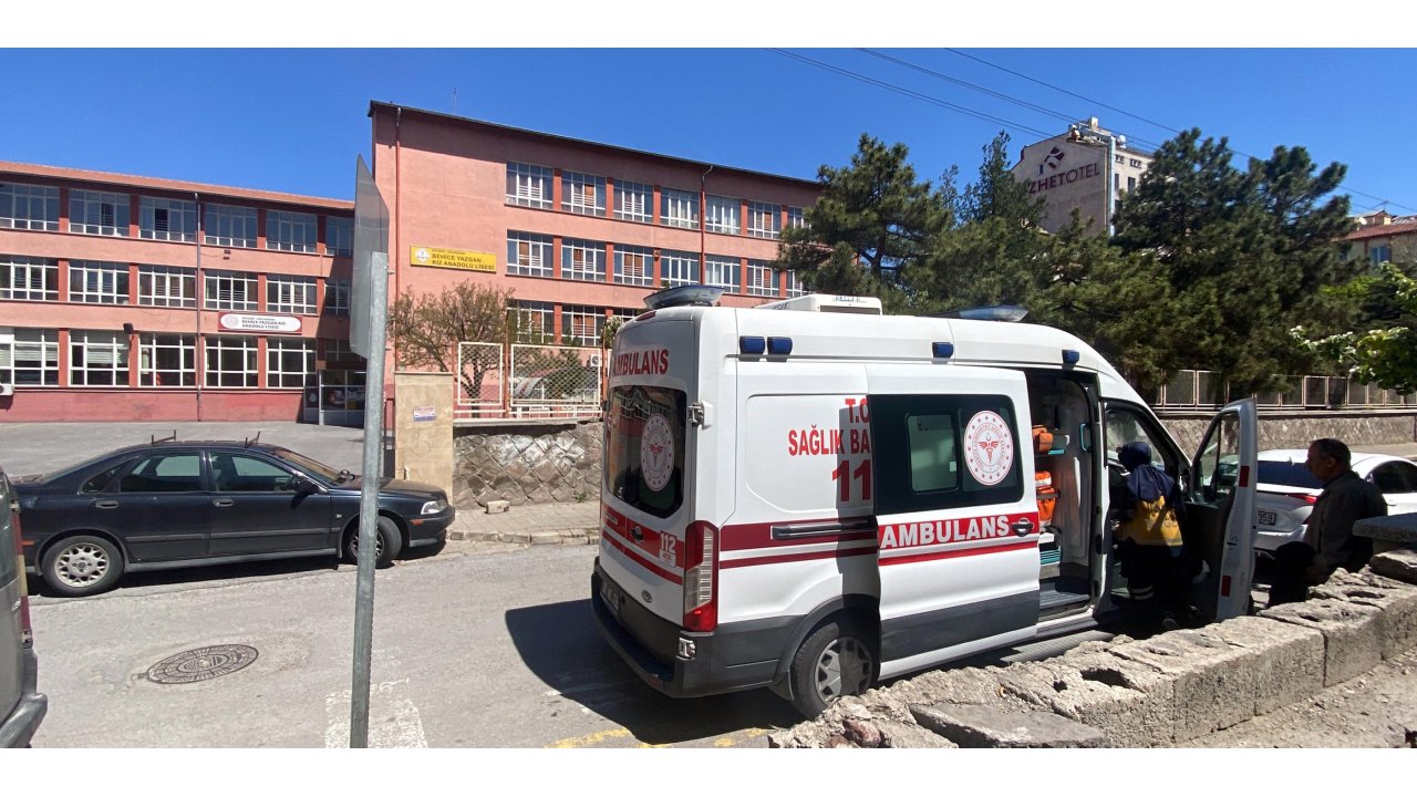 2 Liseli, Yedikleri Köfteden Zehirlendikleri Şüphesiyle Hastaneye Kaldırıldı