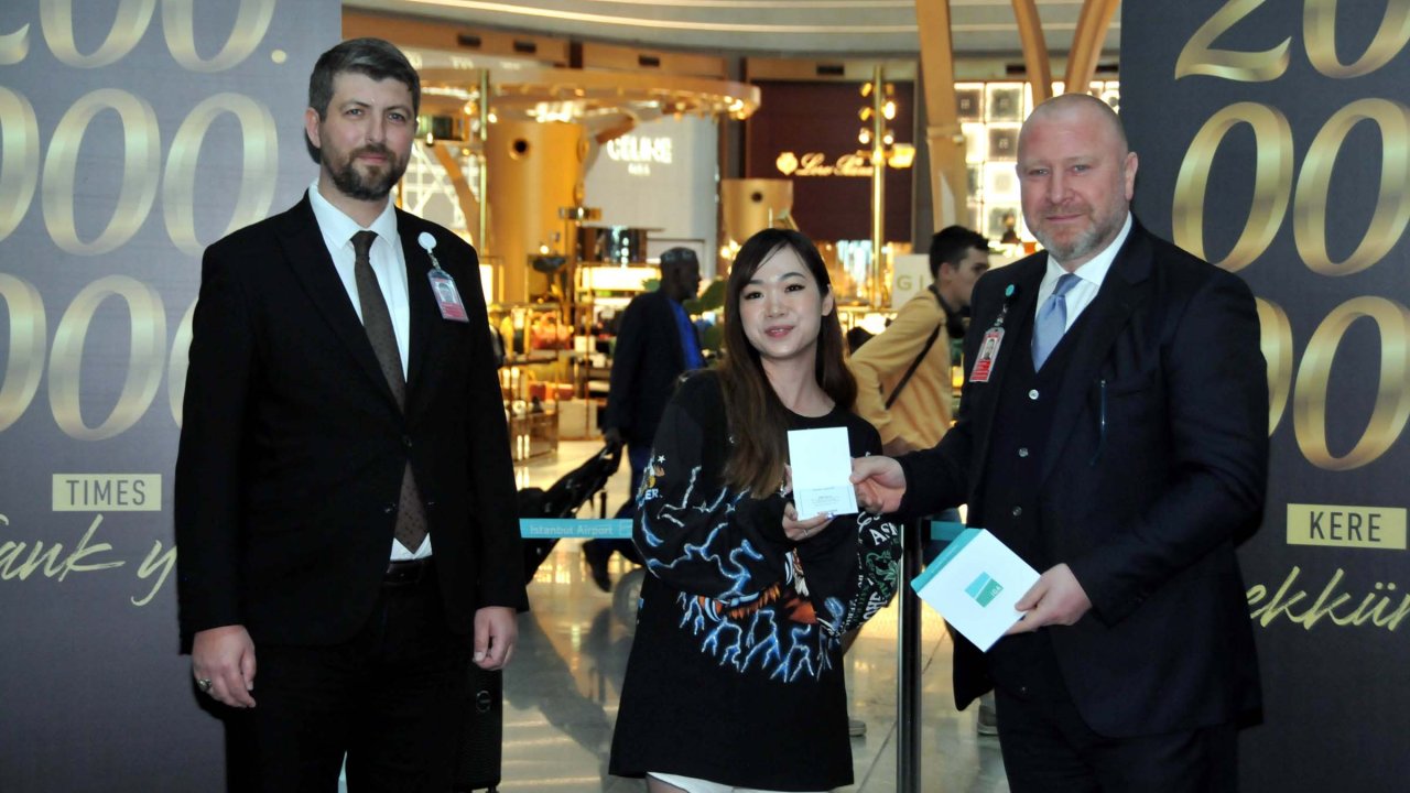 İstanbul Havalimanı'nın 200 Milyonuncu Yolcusu Carina Lee Oldu