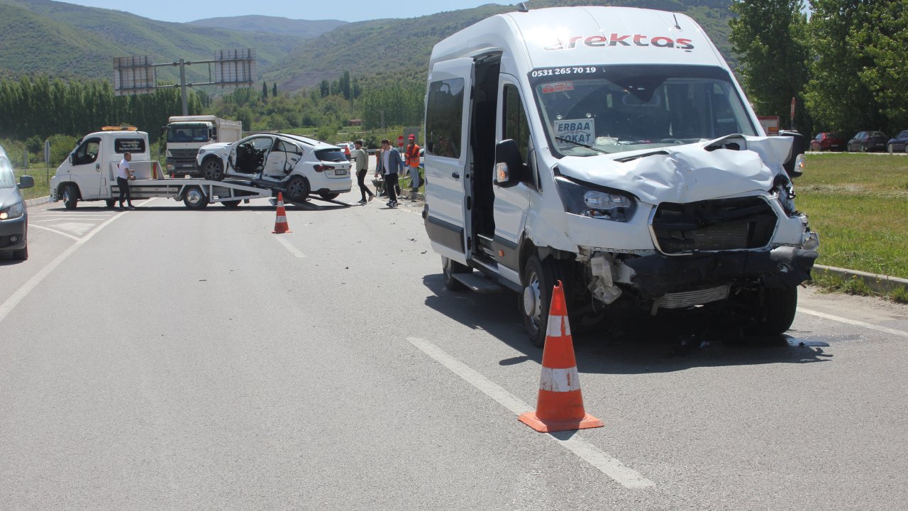Yolcu Minibüsü İle Otomobil Çarpıştı: 13 Yaralı