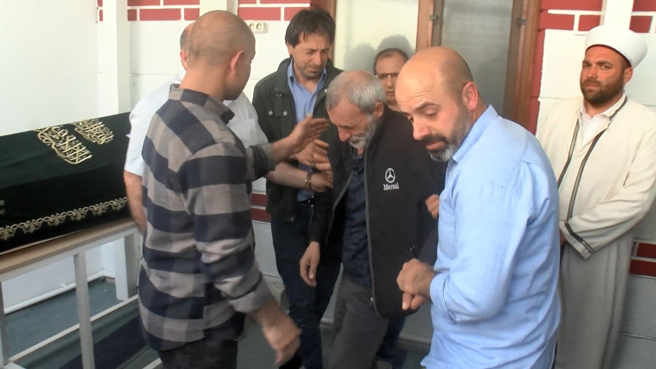 Kadıköy'de İstek Şarkı Cinayetinde Öldürülen Sokak Müzisyeni Toprağa Verildi