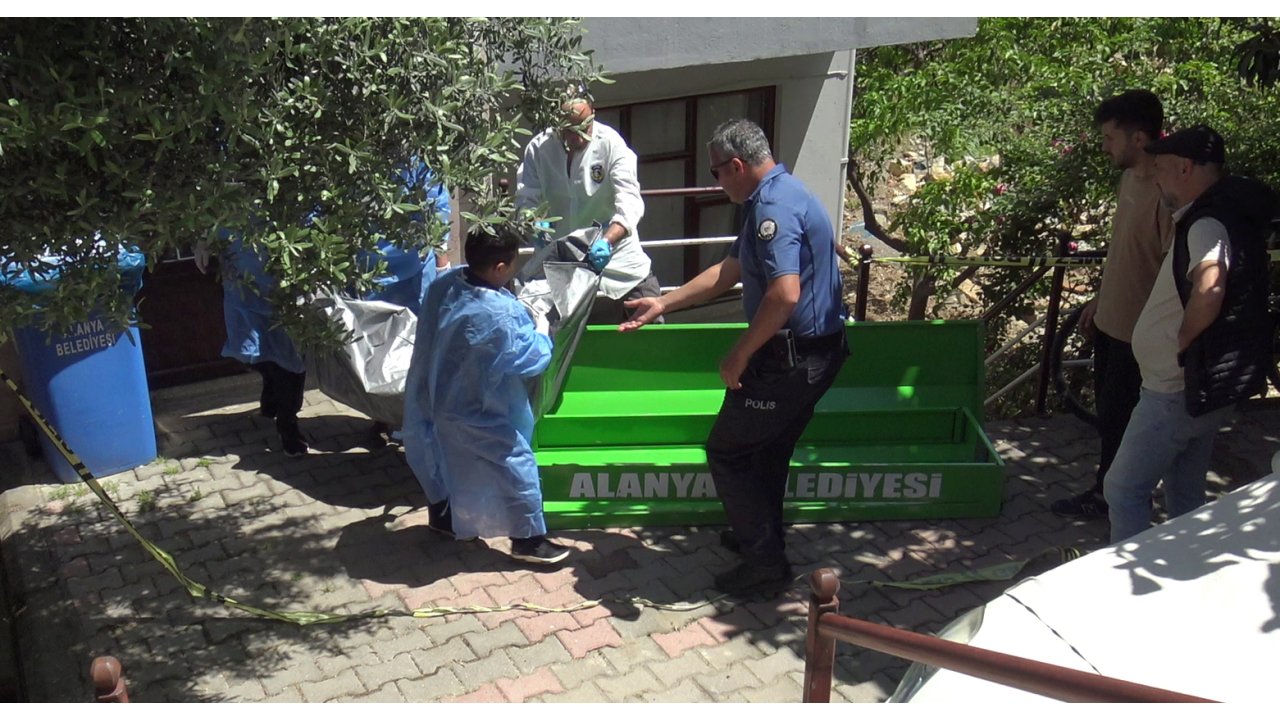 Elbise Dolabında Cansız Bedeni Bulundu, Oğlu Cinayet Şüphelisi Olarak Aranıyor