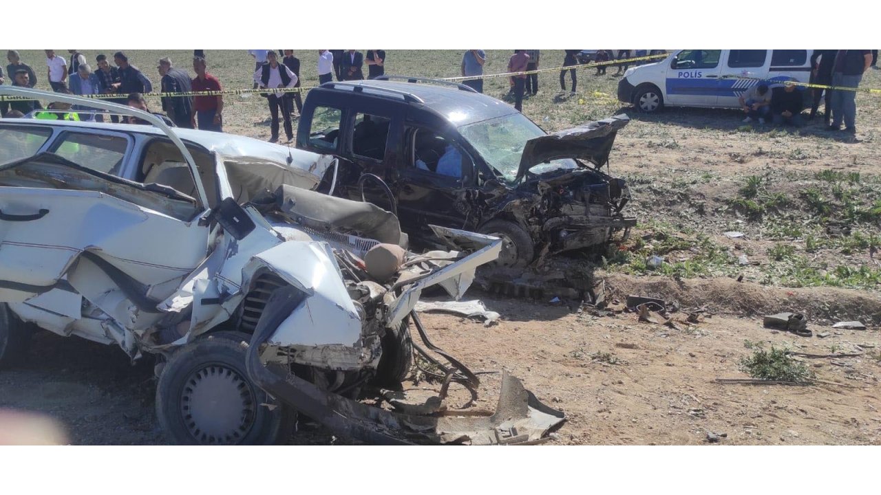 Otomobille Hafif Ticari Araç Çarpıştı: 5 Ölü, 2 Yaralı