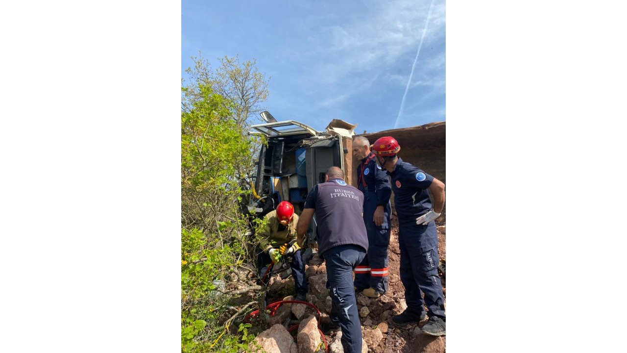 Hafriyat Kamyonu Şarampole Devrildi, Sürücü Yaralandı