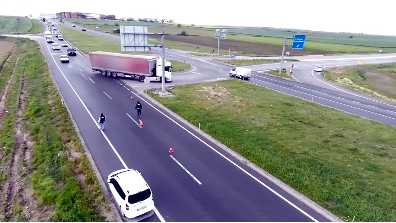 Dronla Takip Edilen Tır'da, 10 Milyon Liralık Kaçak Sigara Ele Geçirildi