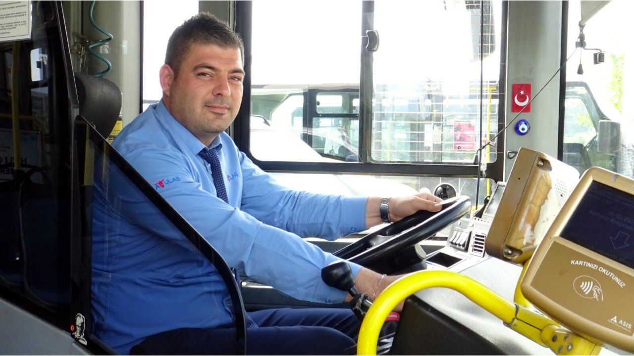 El Freni Çekilmeyen Araç, Camından İçeri Sarkan Otobüs Şoförünce Durduruldu