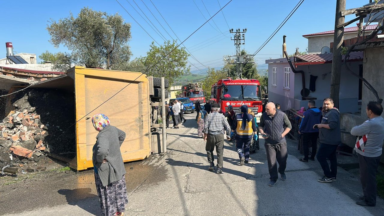 Virajı Alamayıp, Eve Giren Hafriyat Kamyonunun Sürücüsü Ağır Yaralandı