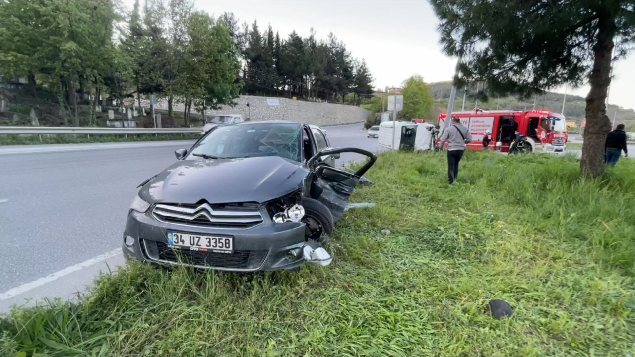 Kavşağa Dönmek İsteyen Otomobile, Kamyonet Çarptı: 3 Yaralı