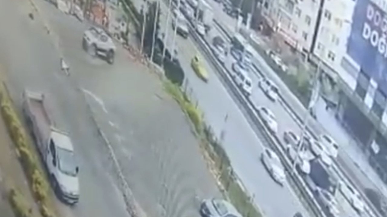 Pendik'te El Freni Çekilmeyen Cip Geri Kayarak D-1-00 Karayoluna Girdi