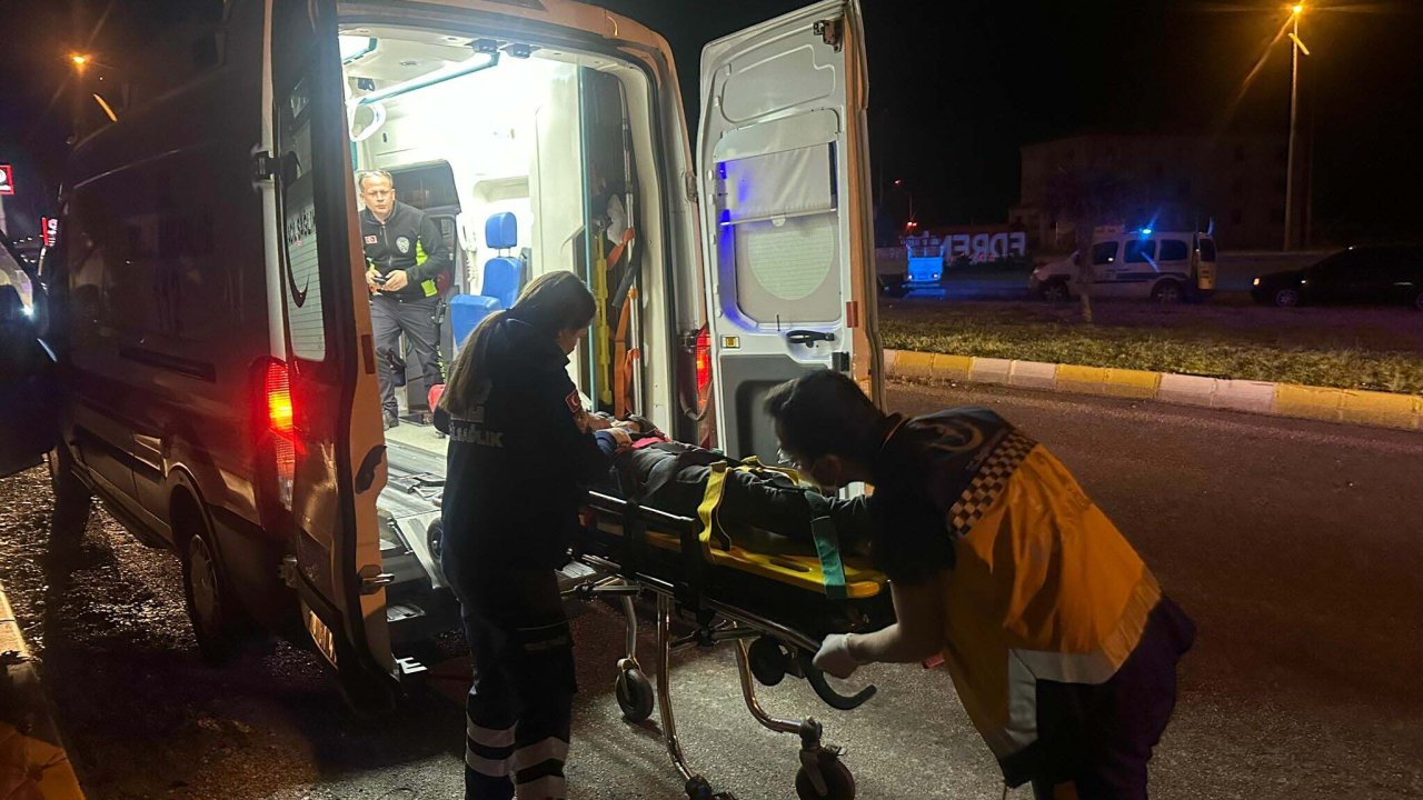 Edremit'te Sürücüsünün Kontrolünden Çıkan Panelvan, Direğe Çarpıp Yan Yattı: 1'i Ağır 3 Yaralı